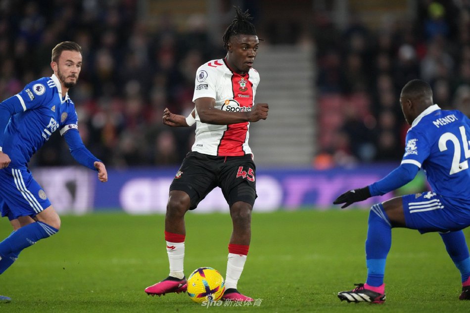 国足上海集训配备反无人机设备，武磊伤情反复但仍不想放弃