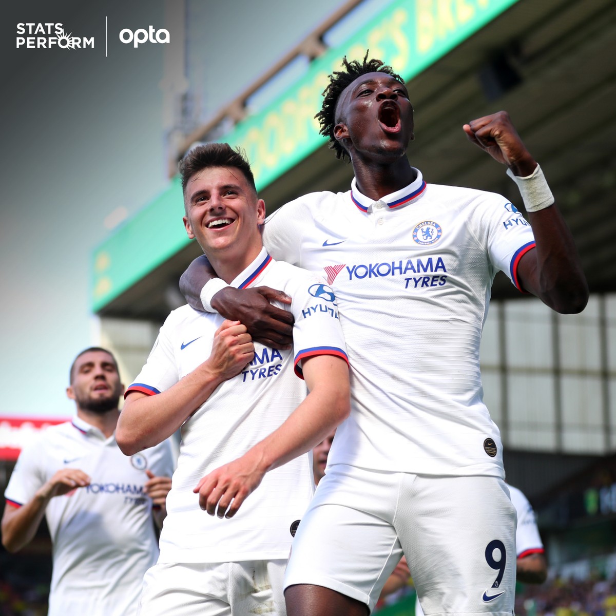 解锁体验卡，英乙比赛中裁判受伤，一球迷走下看台参与执法