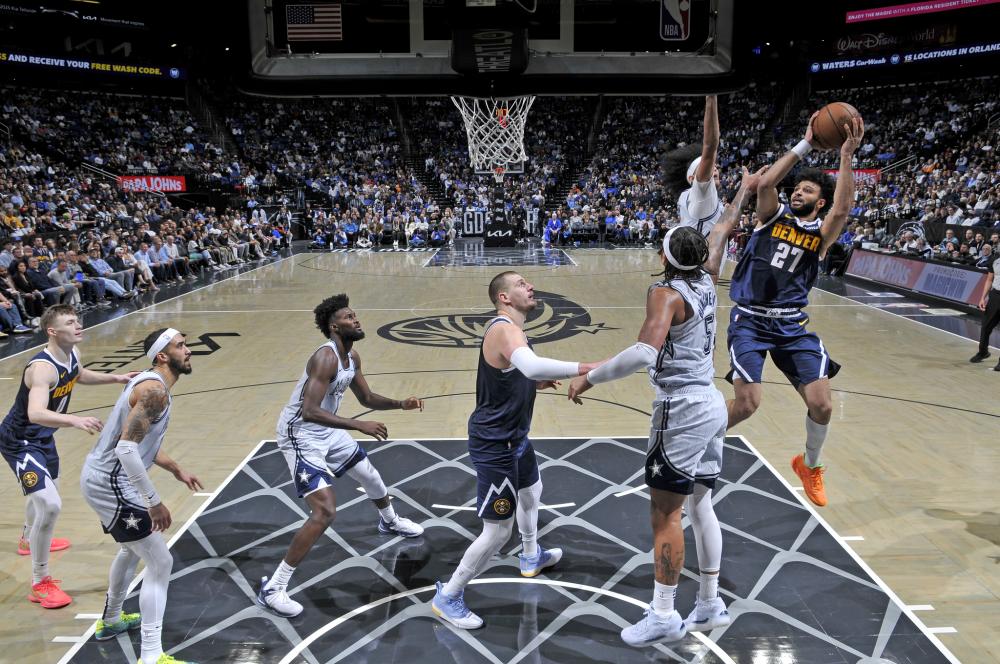 文班亚马赛后击鼓引领全场观众高举双手鼓掌庆祝胜利（文班亚马赛后擂鼓，带动全场观众举手鼓掌欢庆胜利）